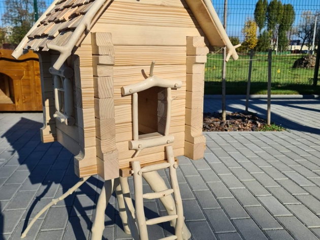 Feeder House on a leg