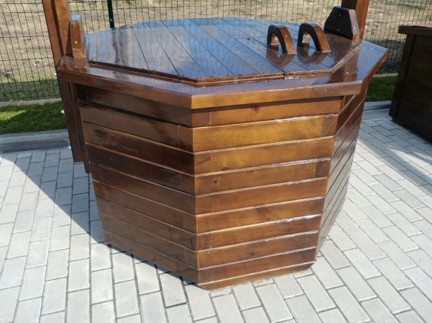 Дерев'яний колодязь із металевою ручкою