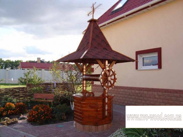 Wooden well with roof (0073)