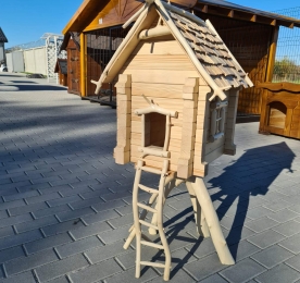 Feeder House on a leg