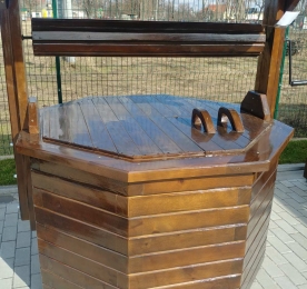 Дерев'яний колодязь із металевою ручкою