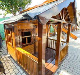 Дитячий будиночок із терасою